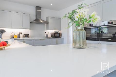 OPEN PLAN KITCHEN &amp; FAMILY AREA