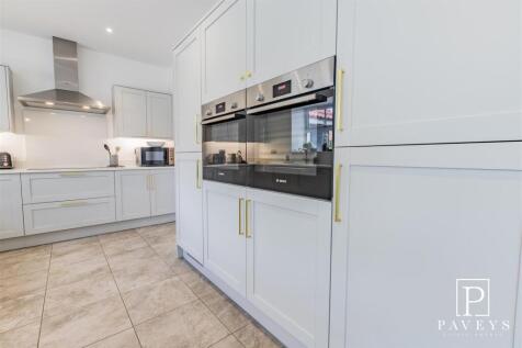OPEN PLAN KITCHEN &amp; FAMILY AREA