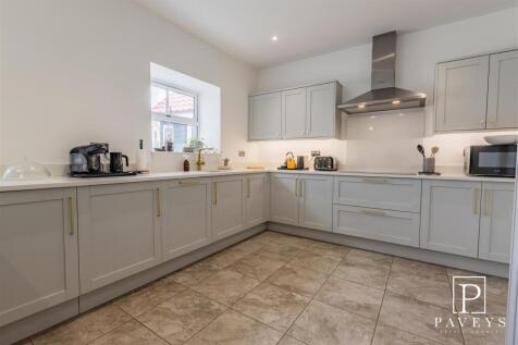 OPEN PLAN KITCHEN &amp; FAMILY AREA
