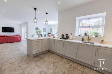 OPEN PLAN KITCHEN &amp; FAMILY AREA