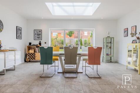 OPEN PLAN KITCHEN &amp; FAMILY AREA