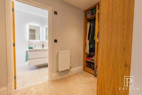 ENSUITE DRESSING ROOM