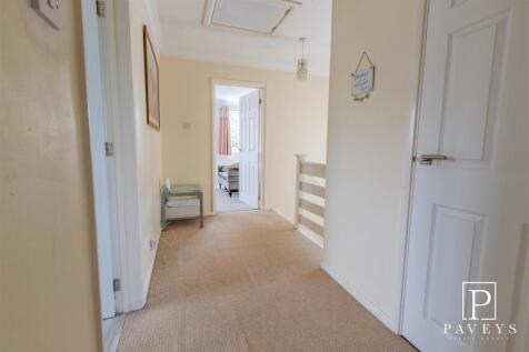 FIRST FLOOR LANDING