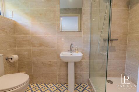 EN-SUITE SHOWER ROOM