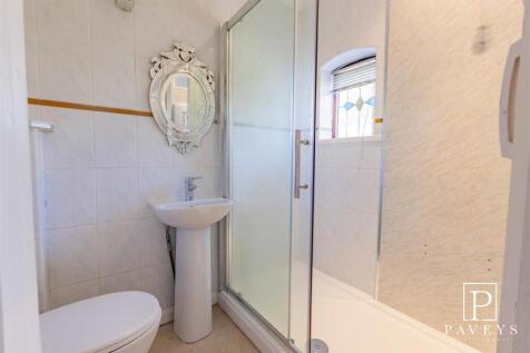 EN-SUITE SHOWER ROOM
