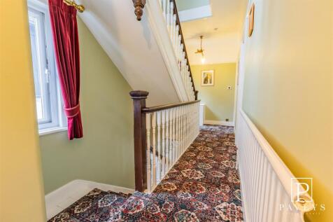 FIRST FLOOR LANDING