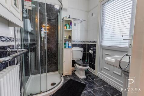 ENSUITE TO MASTER BEDROOM