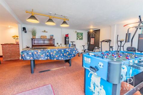 GAMES ROOM &amp; BAR