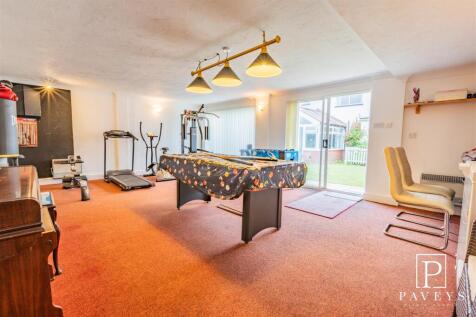 GAMES ROOM &amp; BAR