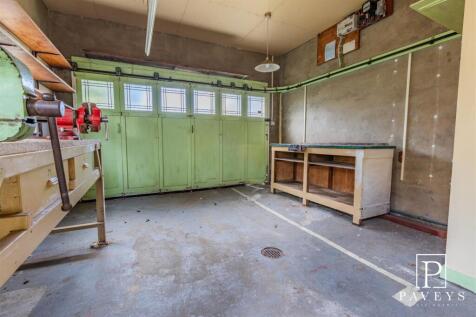 DOUBLE GARAGE