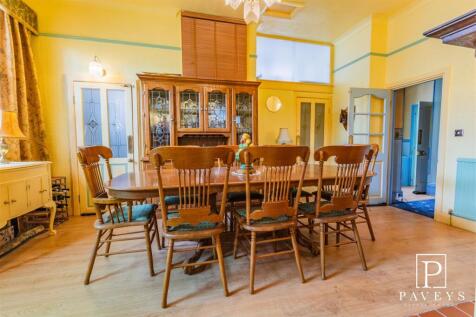 SITTING ROOM/DINING ROOM