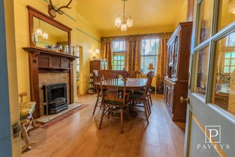 SITTING ROOM/DINING ROOM