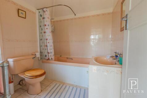 EN SUITE TO MASTER BEDROOM