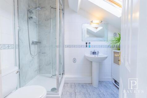 EN-SUITE SHOWER ROOM