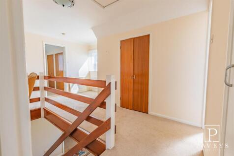 FIRST FLOOR LANDING