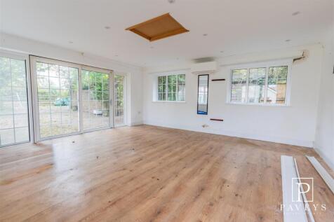 DETACHED GARAGE/GAMES ROOM