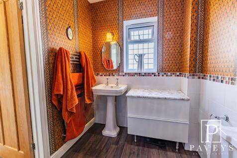 EN-SUITE TO MASTER BEDROOM