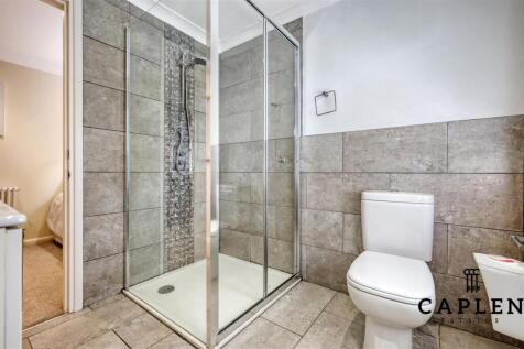 Jack and Jill En-suite.jpg