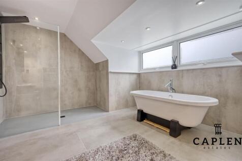 Main Bathroom 2.jpg