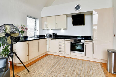 18 Kitchen 2 crop...