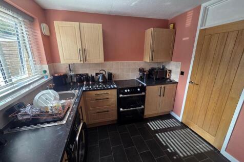 18 dovedale kitchen 2.JPG