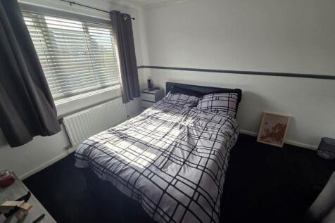 18 dovedale bedroom 2.JPG