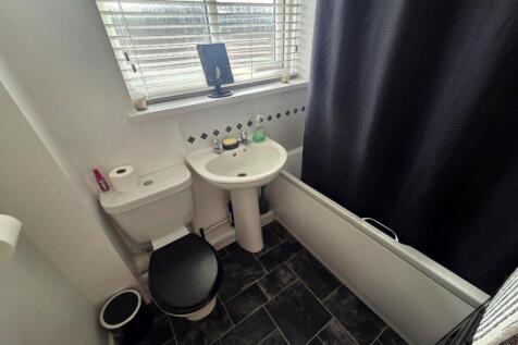 18 dovedale bathroom.JPG