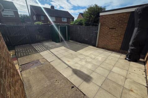 18 dovedale back garden 2.JPG