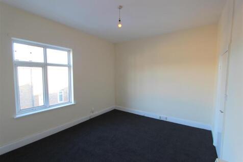 LIVING ROOM/BEDROOM