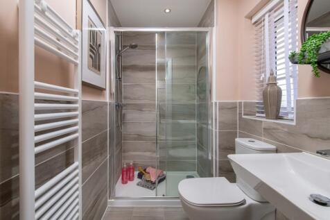 Modern en suite to main bedroom