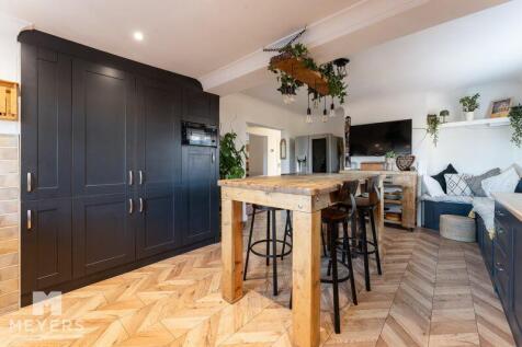 Kitchen / Breakfast Area 