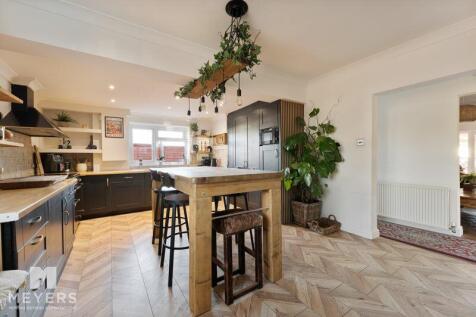 Kitchen / Breakfast Area 