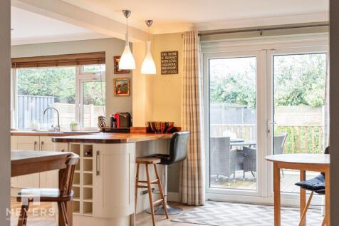 Kitchen/Breakfast Bar