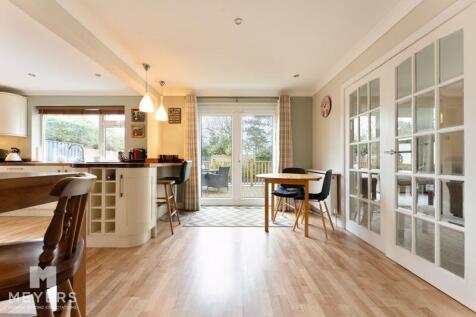 Kitchen/Dining Area