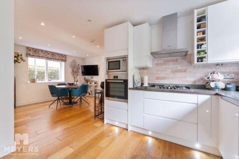 Kitchen / Dining 