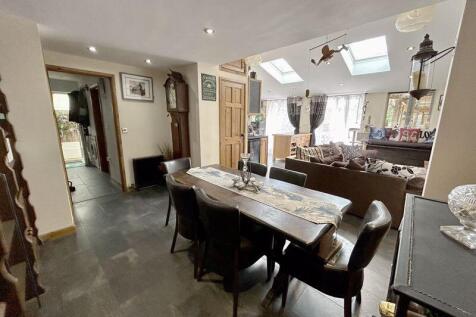 Diner Through Lounge