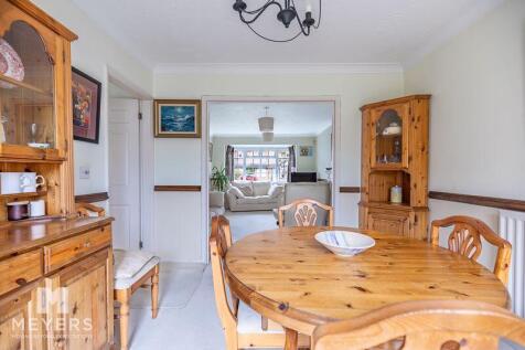 Diner Through To Lounge