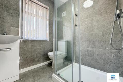 Family Bathroom 1