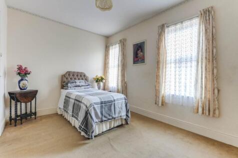 Bedroom 1 (2)