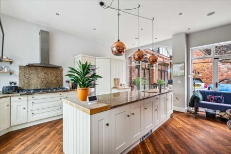 Kitchen/ Dining Room