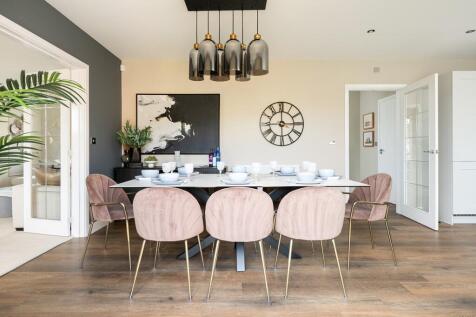Enjoy meal times in view of the garden