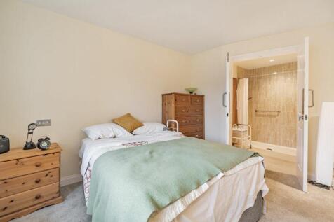 Double bedroom with ensuite shower room