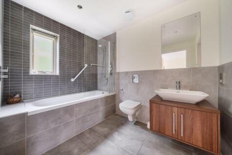 Jack &amp; Jill style ensuite bathroo...