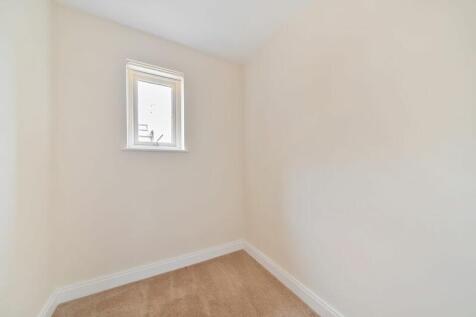 Dressing room to second bedroom