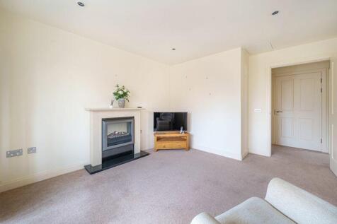 Spacious living room 