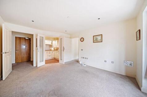 Living/dining room through to kitchen...