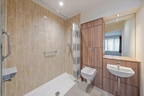 Ensuite to bedroom 1