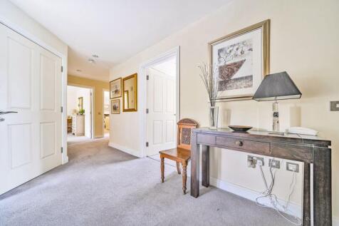 Entrance hall with storage cupboards