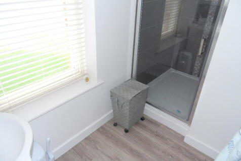 EN-SUITE SHOWER ROOM