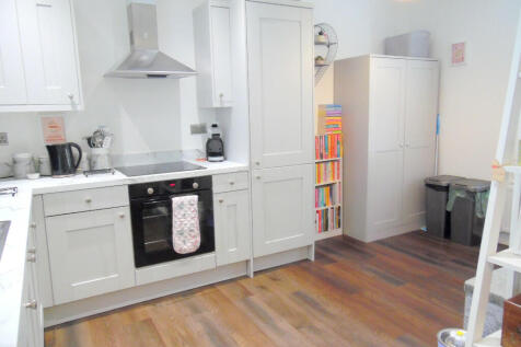 KITCHEN/DINING AREA